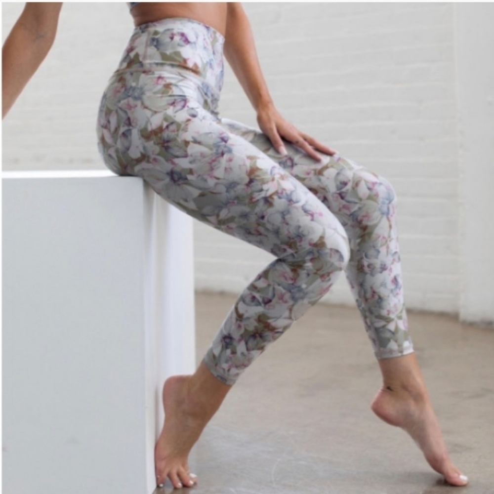 NWT SAVVI Petal Print Gorgeous floral leggings Size Small
